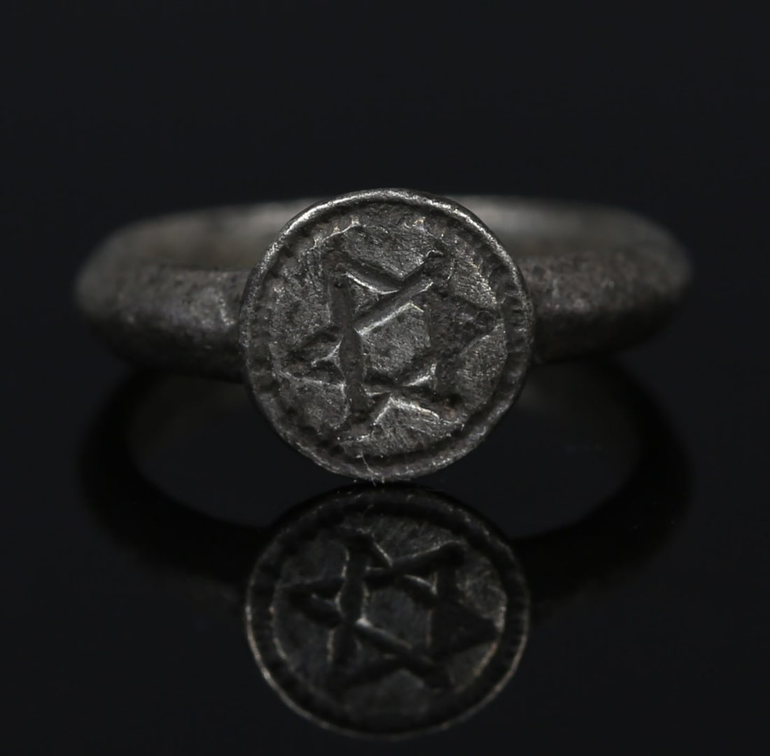 Medieval ring depicting a hexagram (1 of 4)