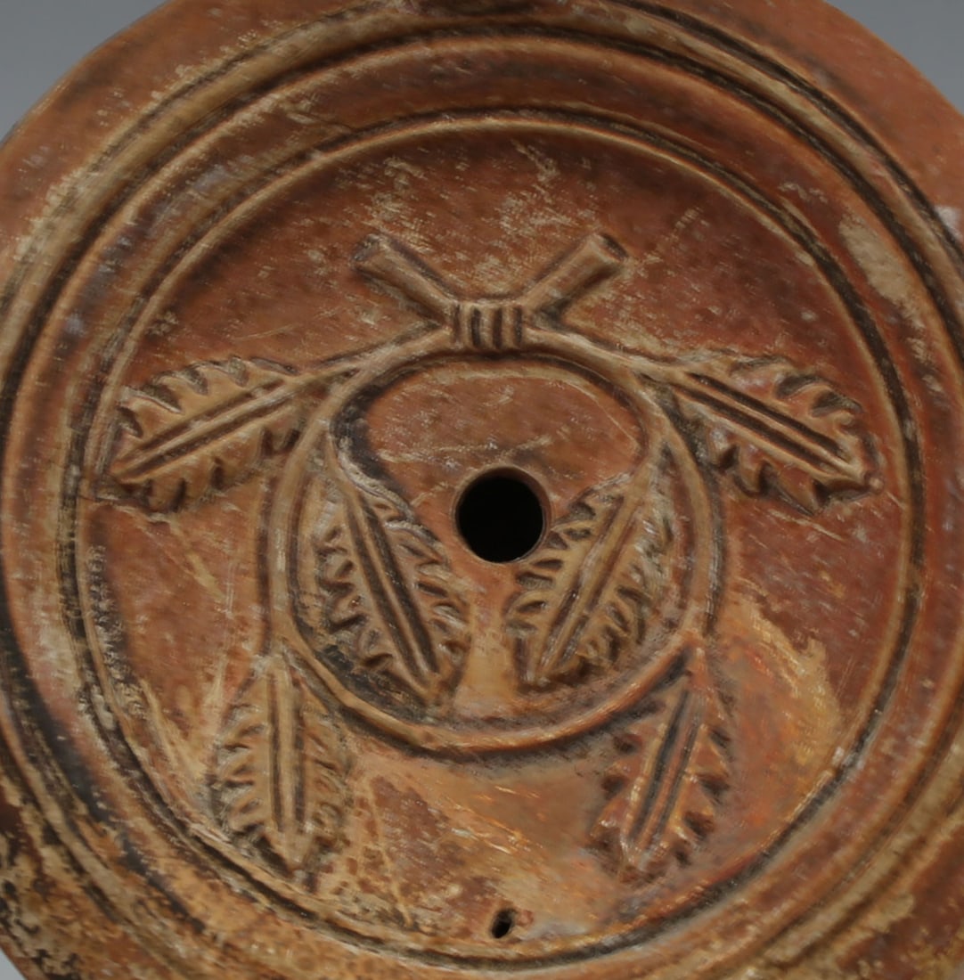 Roman oil lamp depicting crown of oak leaves, Type Bussière D II: ITEM: Oil lamp depicting crown of oak leaves, Type Bussière D II MATERIAL: Pottery CULTURE: Roman PERIOD: 1st - 2nd Century A.D DIMENSIONS: 50 mm x 88 mm x 124 mm CONDITION: Good condition <