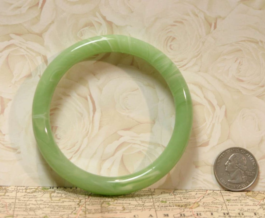 vintage estate jewelry: Jadeite bracelet (1 of 4)