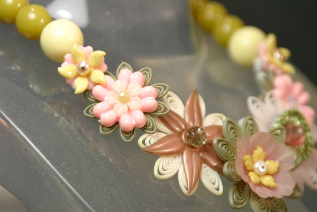 vintage estate jewelry: retro plastic necklace (1 of 7)