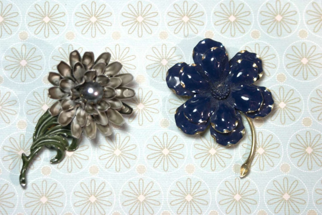 vintage estate jewelry: pair enameled pin brooches (1 of 7)