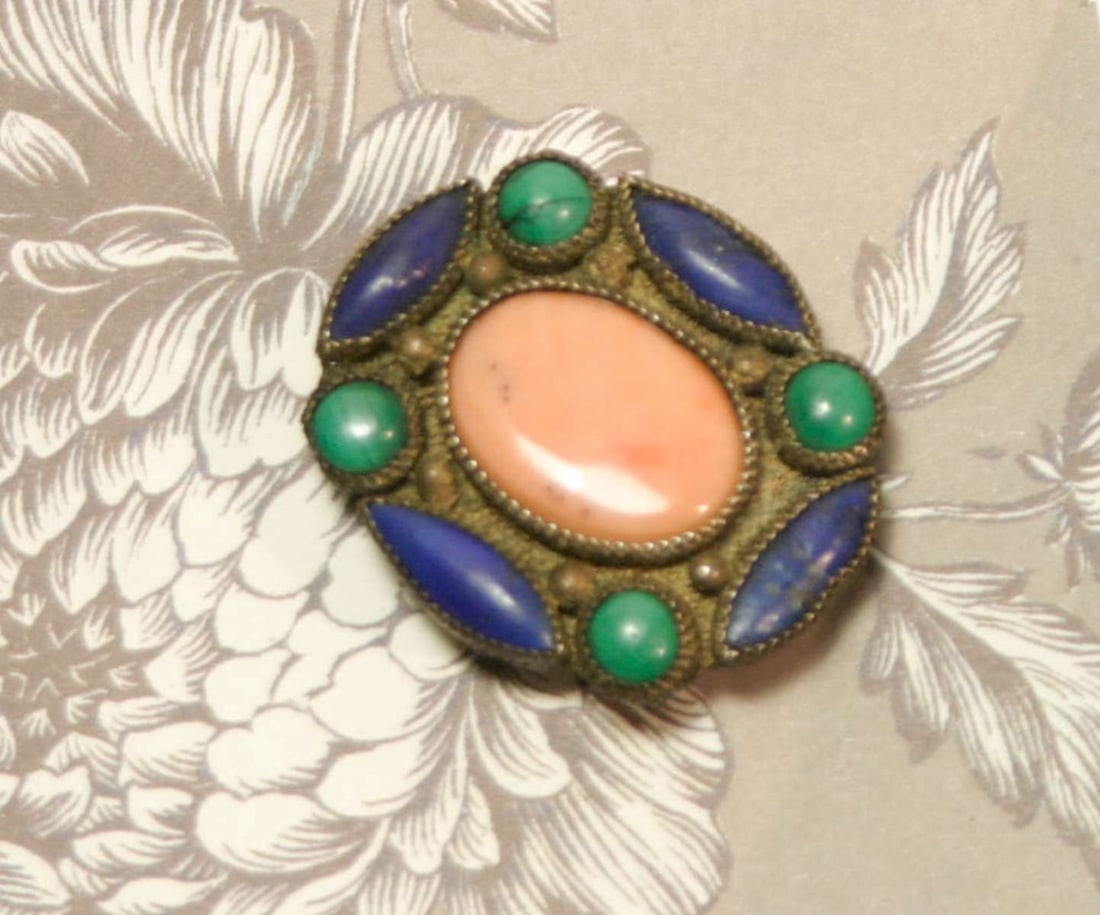 antique estate jewelry: scarf clip with gemstones: vintage or antique scarf or lapel clip in a gold toned (untested, so not sure if it's brass or low carat gold) setting with central Coral and flanking stones of green Jade and what looks to