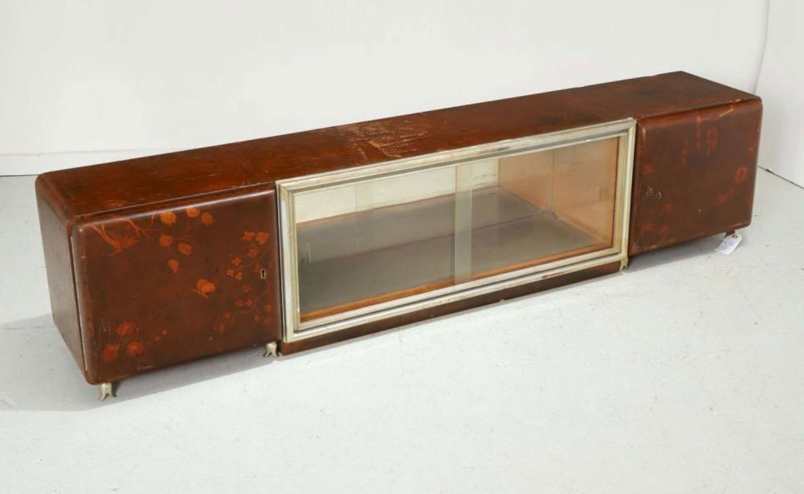 vintage Chinese Art Deco period cupboard: very low and long unusual piece of furniture, this is a wooden cabinet with 2 doors (one key, works), center sliding glass doors and mirrored back and on platform base with added tul