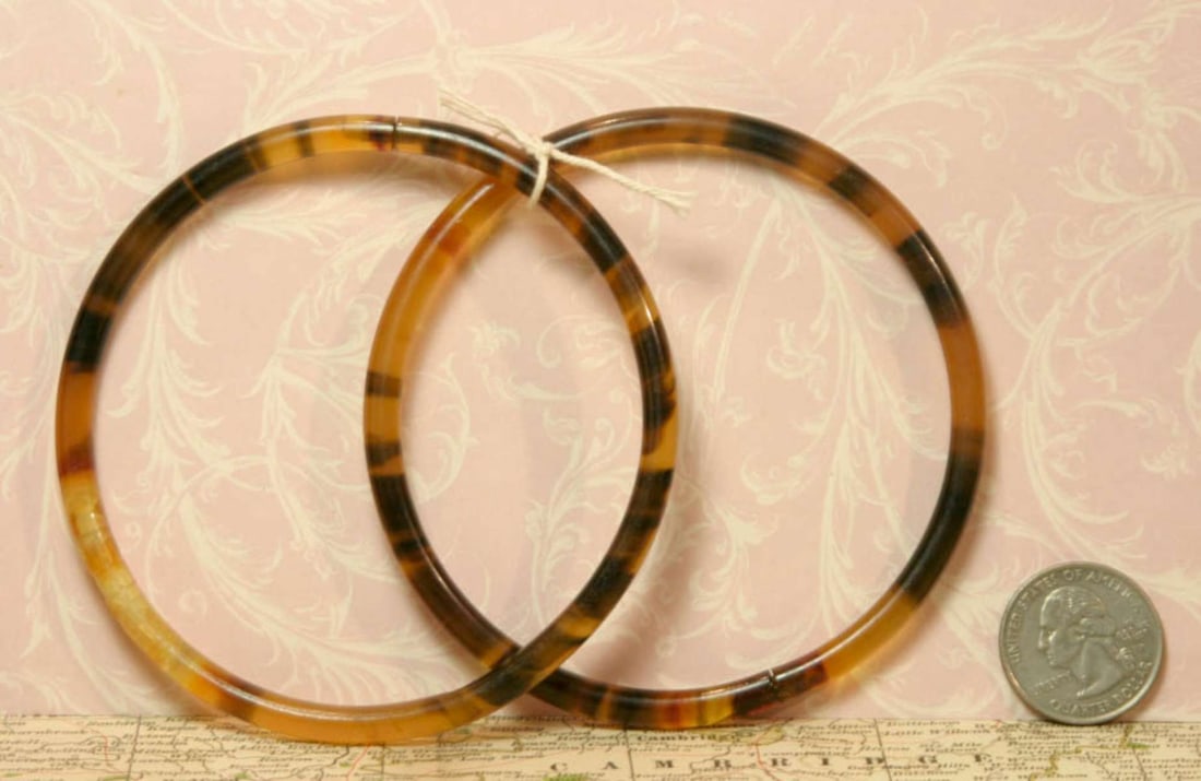 vintage estate jewelry: pair Lucite bracelets (1 of 5)