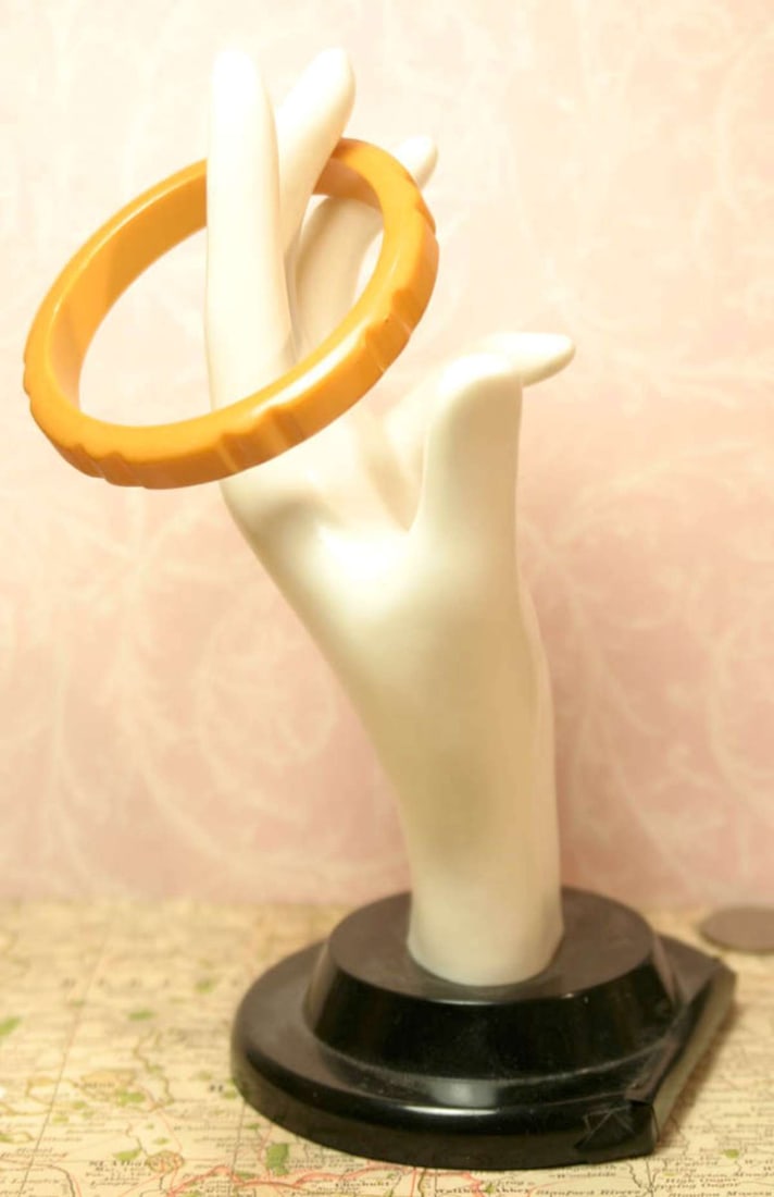 vintage estate jewelry: Bakelite bracelet (1 of 5)