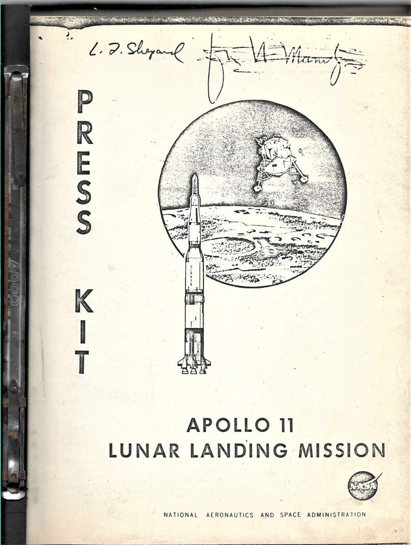 space Apollo 11 1969 Press Kit in orig. binder (1 of 17)