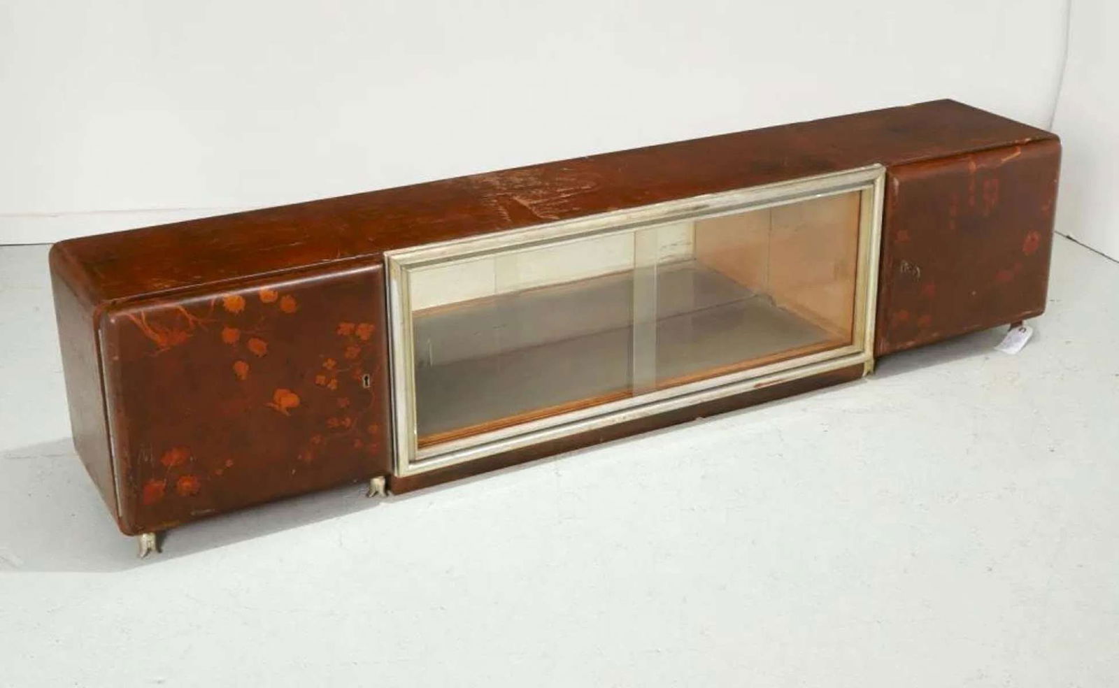 vintage Chinese Art Deco period cupboard: very low and long unusual piece of furniture, this is a wooden cabinet with 2 doors (one key, works), center sliding glass doors and mirrored back and on platform base with added tul