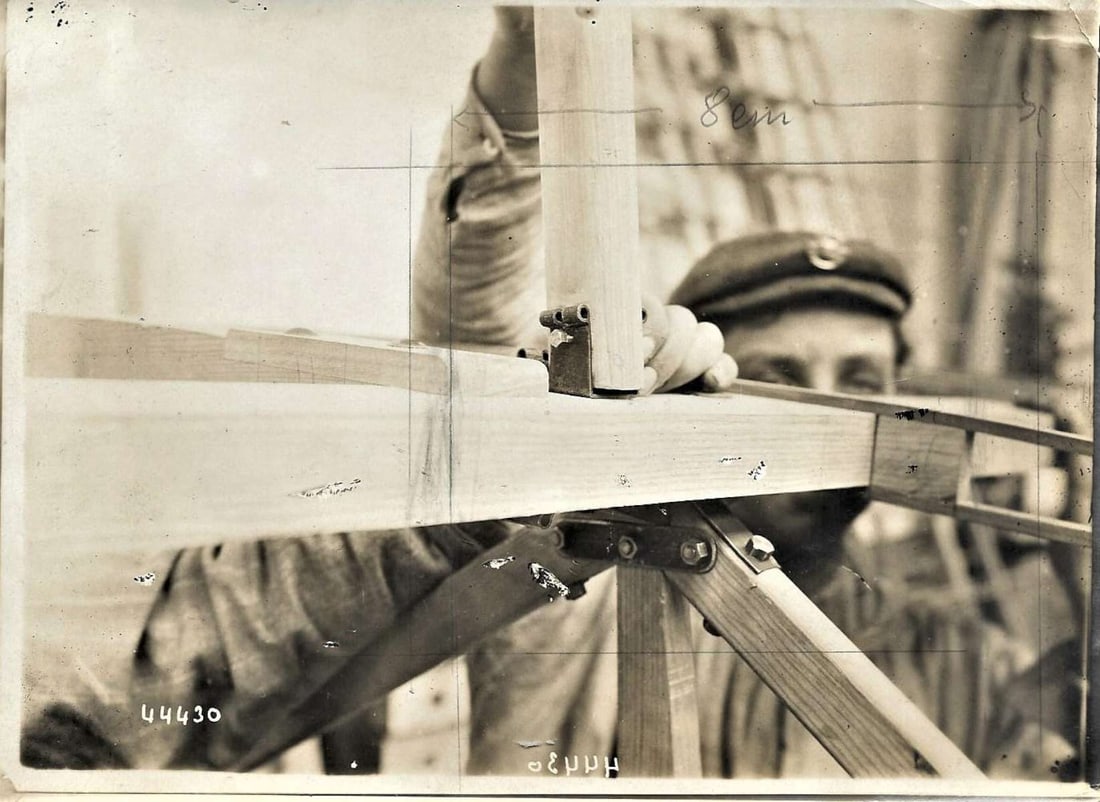 1909 Wright brothers airplane detail close up (1 of 2)