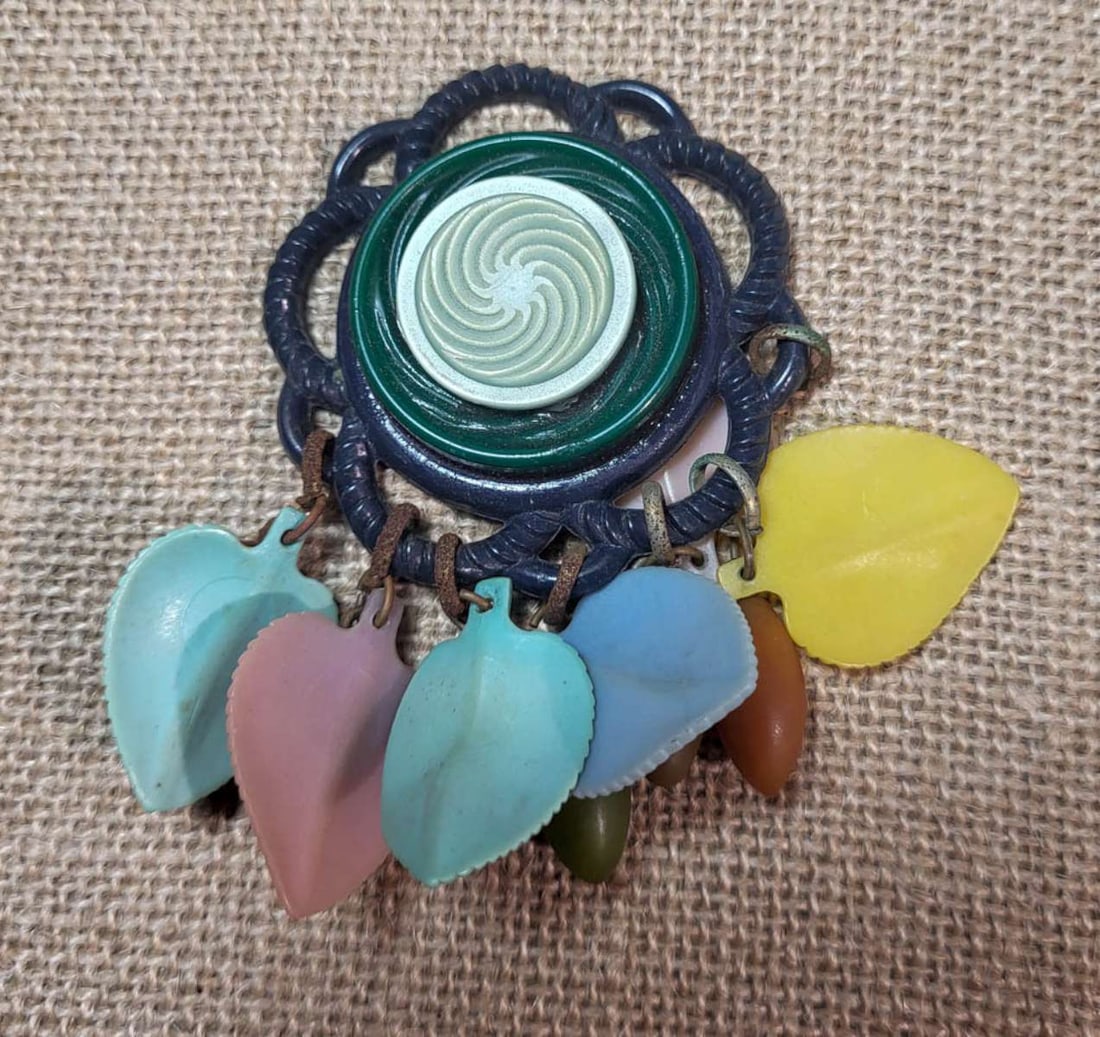 vintage estate jewelry: plastic brooch (1 of 5)