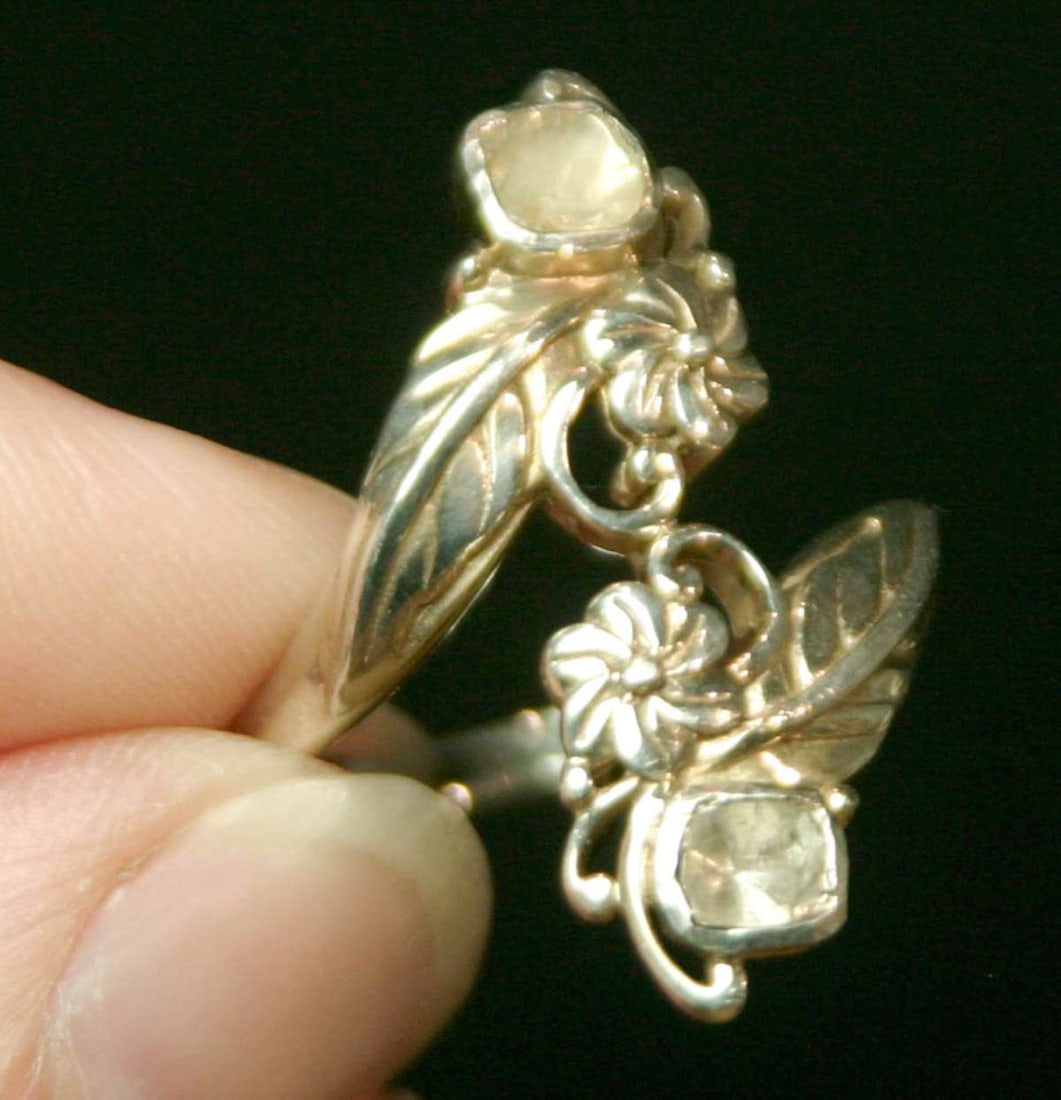 vintage estate jewelry: Polki diamond ring: consignor suggested this is a Polki diamond ring, but please see all pictures and judge for yourself, close-up under UV blacklight included, nice setting with 2 cut stones and floral