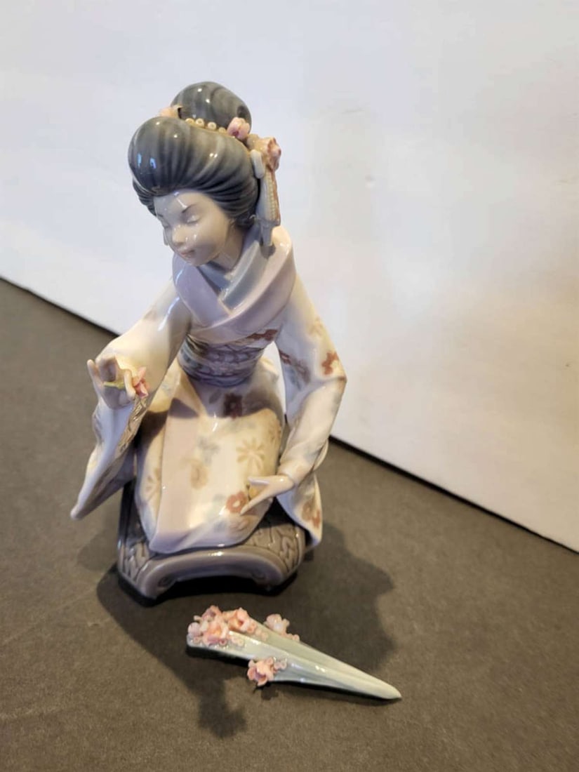 vintage Lladro Sentada Kiyoko porcelain sculpture (1 of 10)