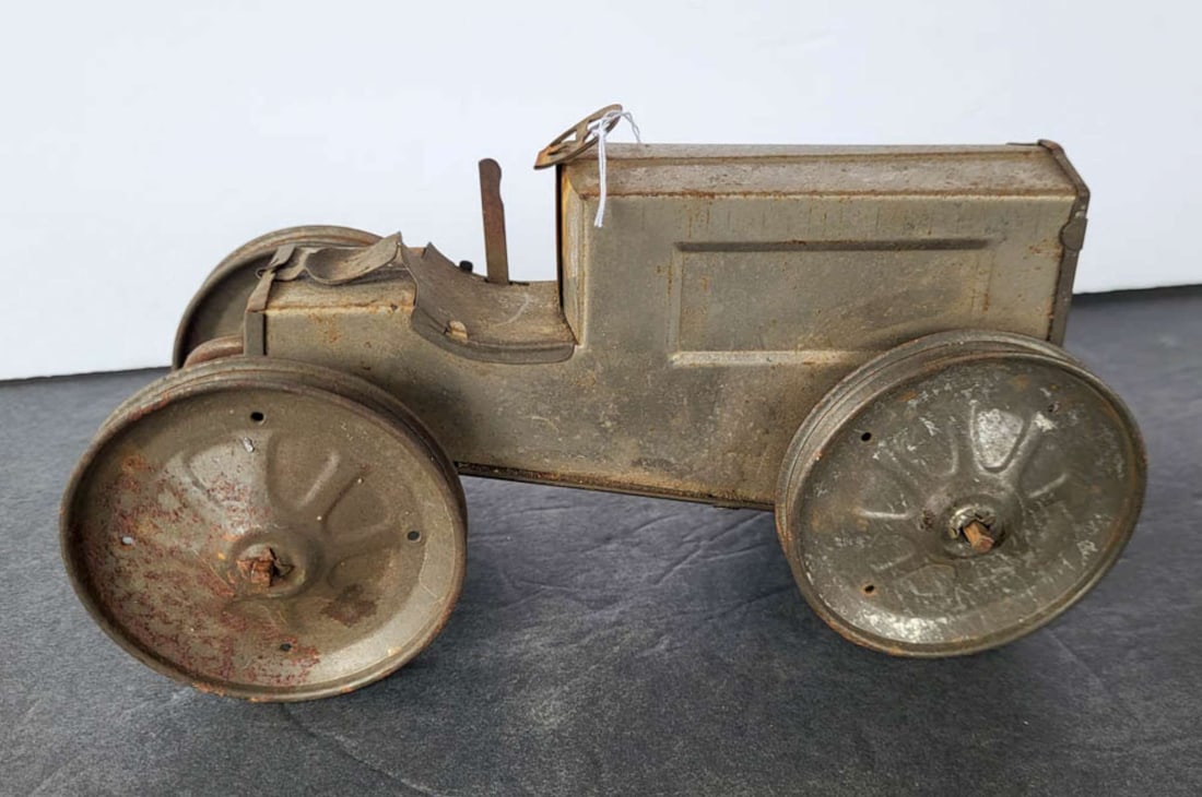 antique tin toy tractor Animate Toy Co (1 of 5)