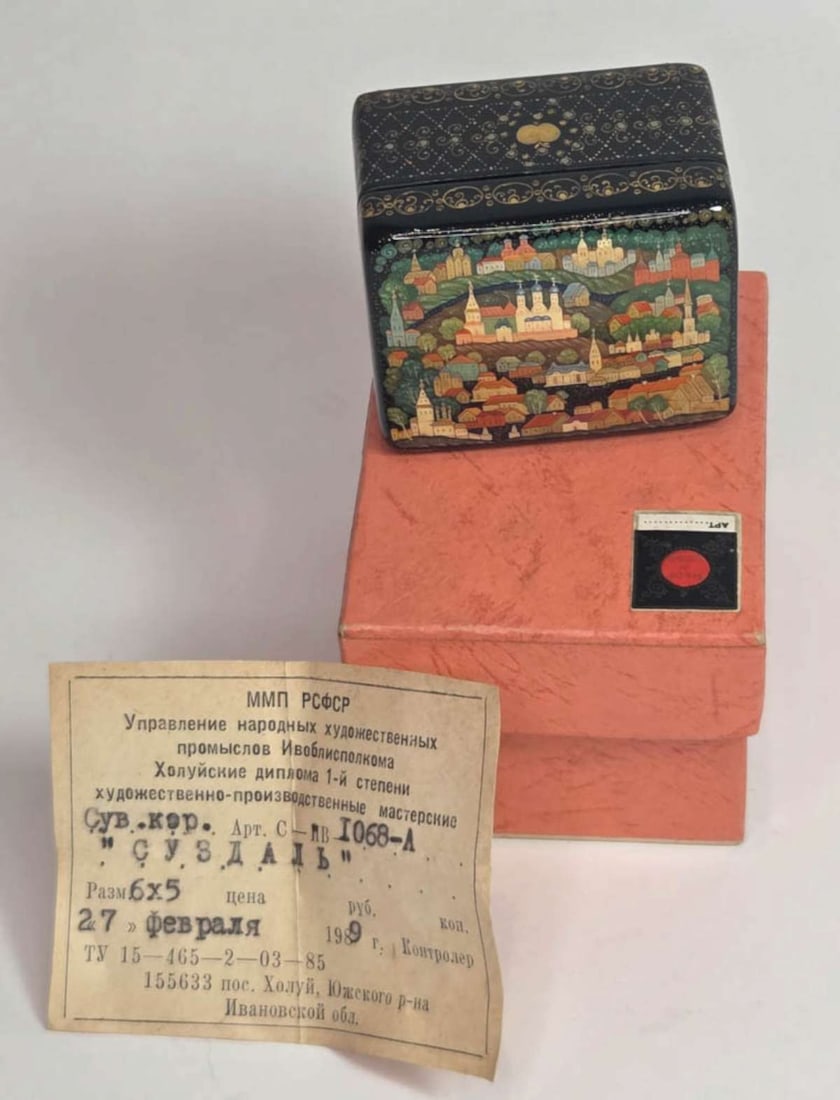vintage Russian lacquer miniature box (1 of 10)
