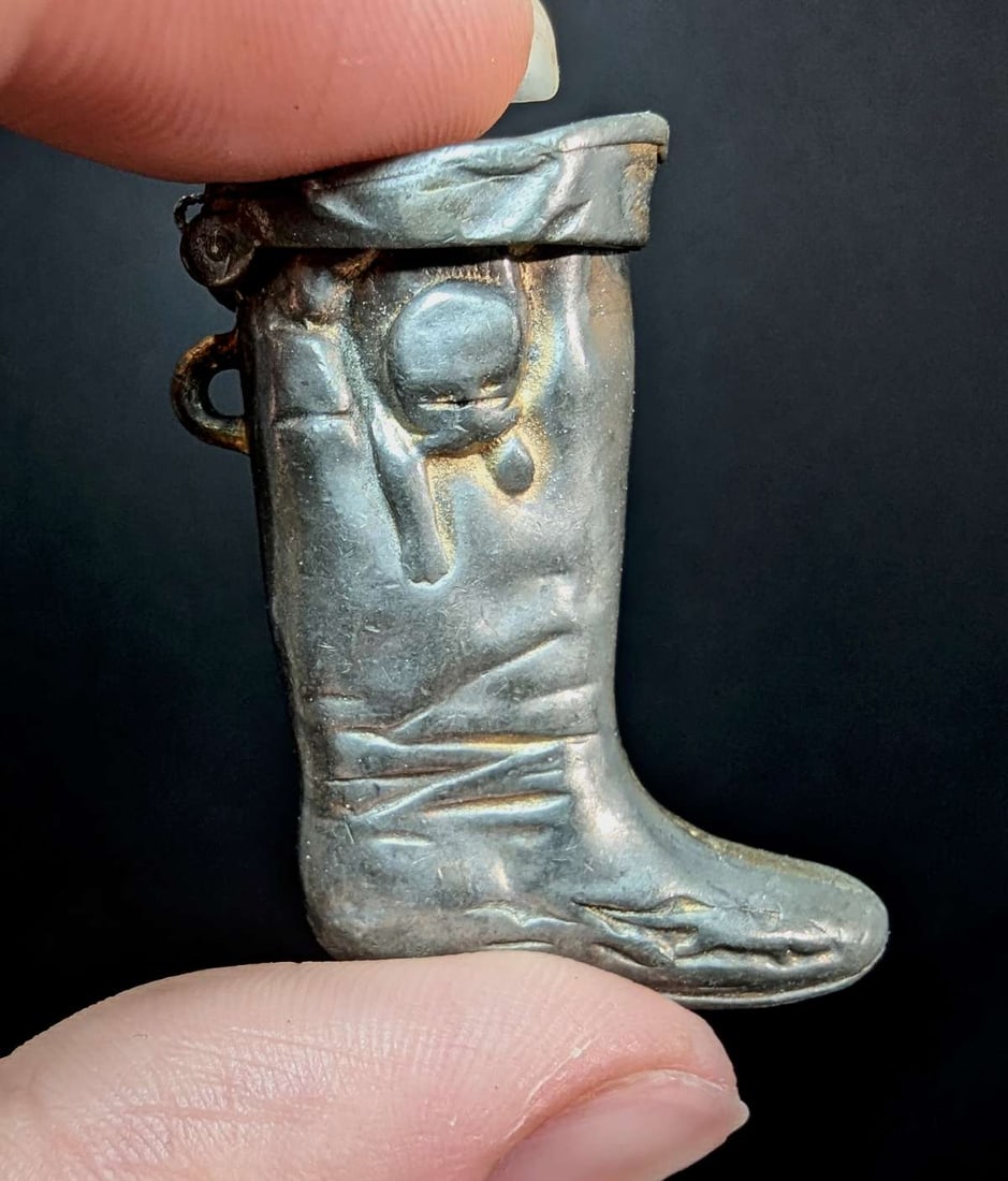 vintage estate jewelry: shoe snuff box: vintage or antique tall shoe or boot shaped charm or necklace pendant, silver plated and with lizard and cat or dog design and even thread on the bottom, top lid opens up, so possibl