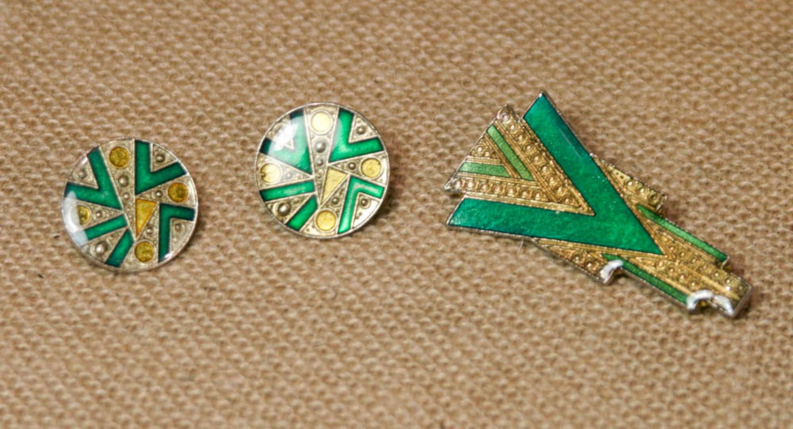 antique estate jewelry: enameled suite: vintage or antique late Art Deco or early MCM or Mid Century Modern Era suite, consisting of an enameled vibrant green and gold toned geometric design pair of earrings for pierced ears and a mat