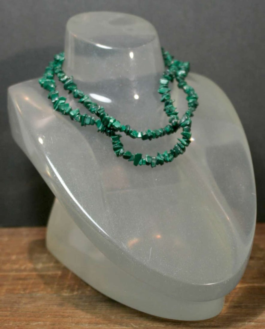 vintage estate jewelry: Malachite necklace: tumbled green Malachite stone chip necklace on newer continuous metal wire (no closure, long enough) about 33" long overall