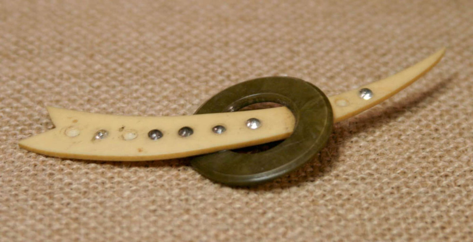 vintage estate jewelry: Bakelite pin brooch (1 of 3)