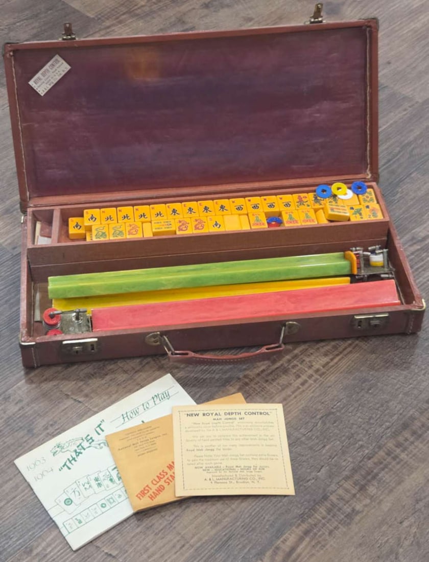 vintage Mahjong set in carrying case (1 of 7)