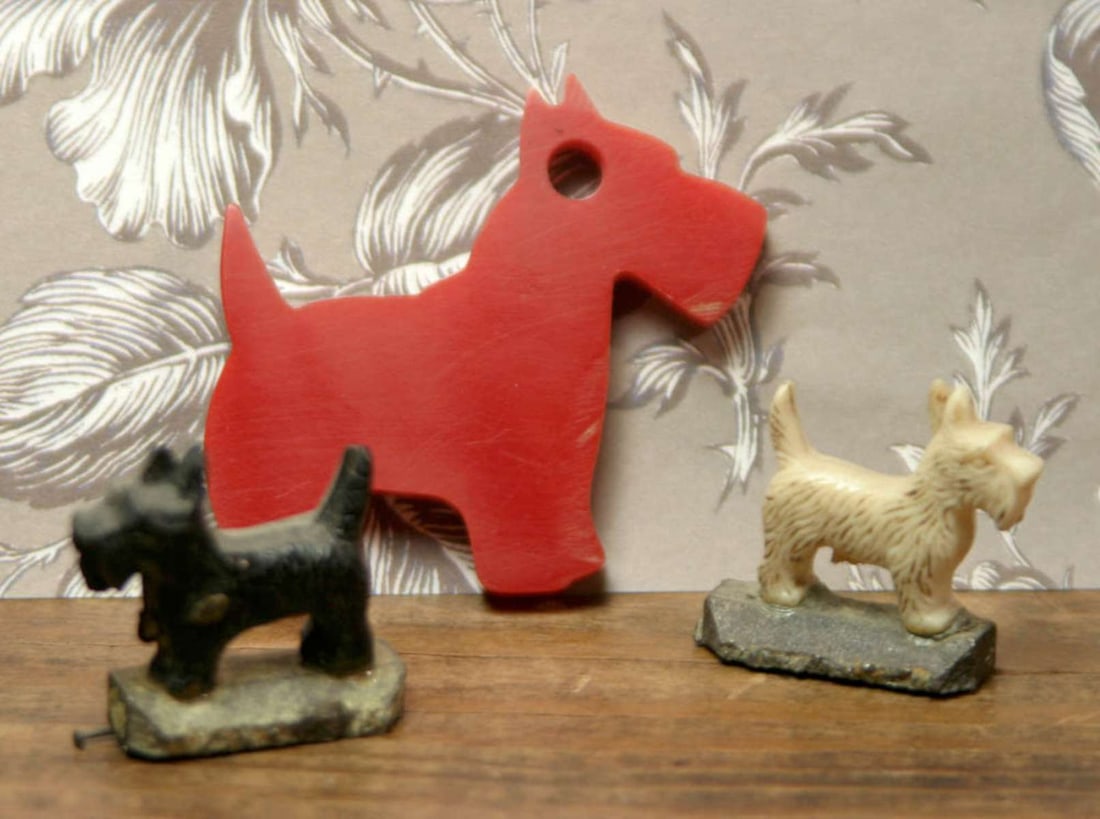 vintage Bakelite dog statues (1 of 8)