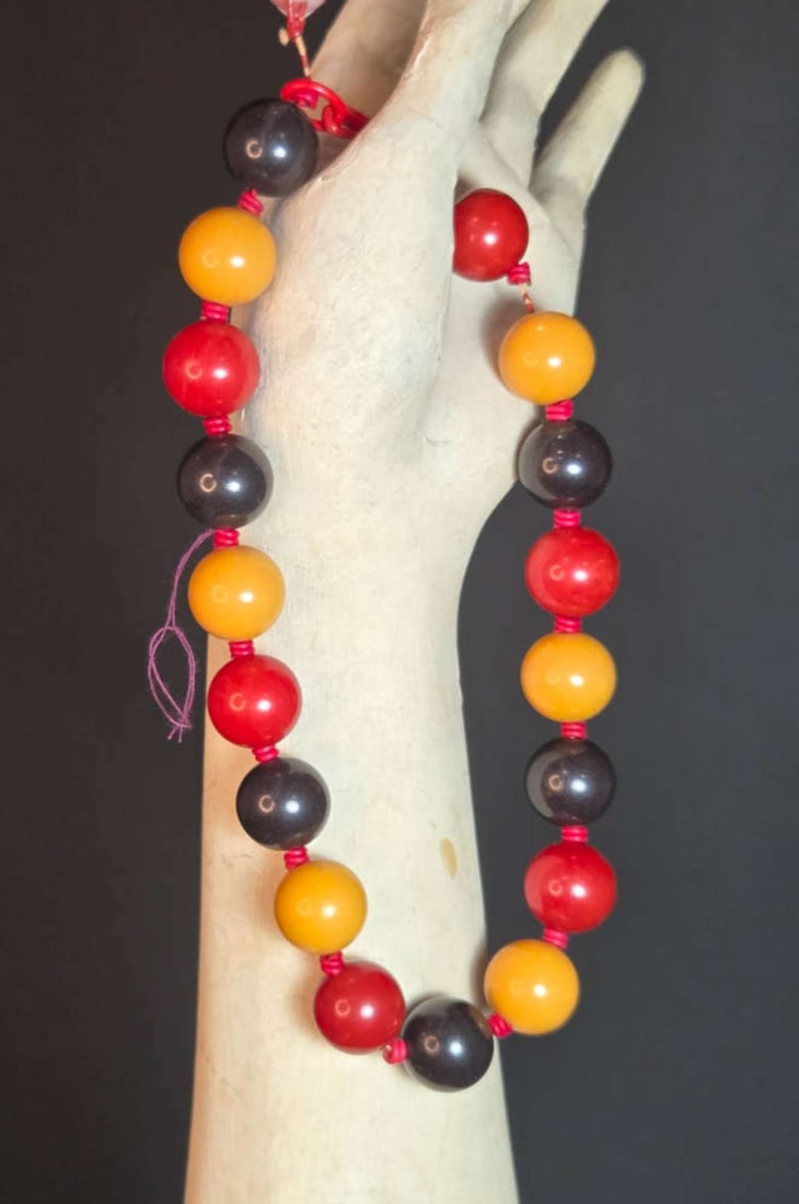 vintage estate jewelry: Bakelite necklace (1 of 7)