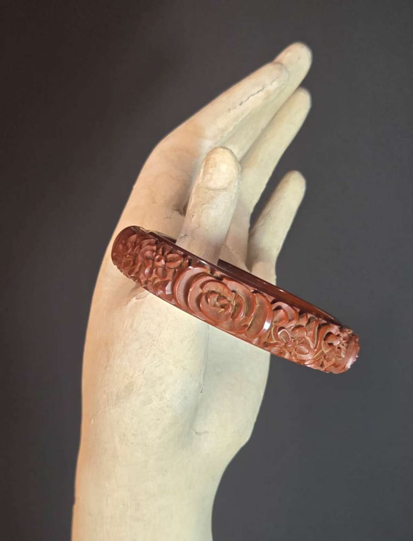 vintage estate jewelry: Bakelite bracelet (1 of 6)