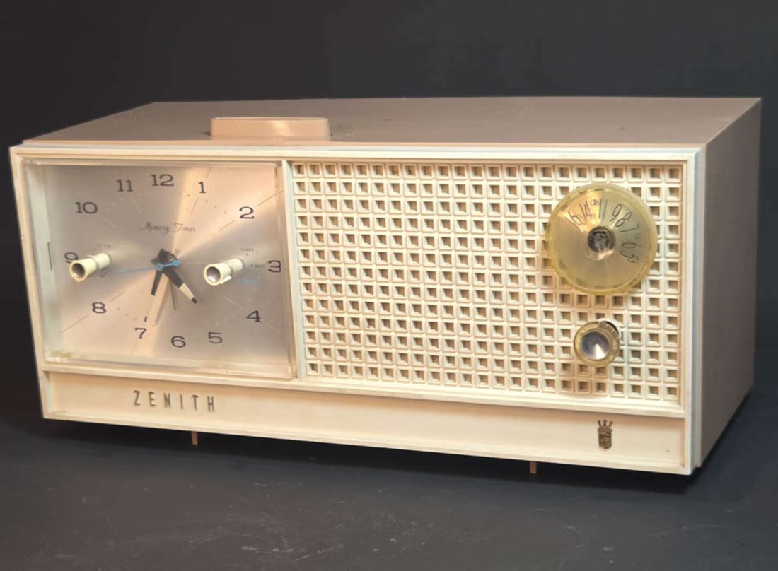 MCM vintage Zenith electric radio (1 of 13)
