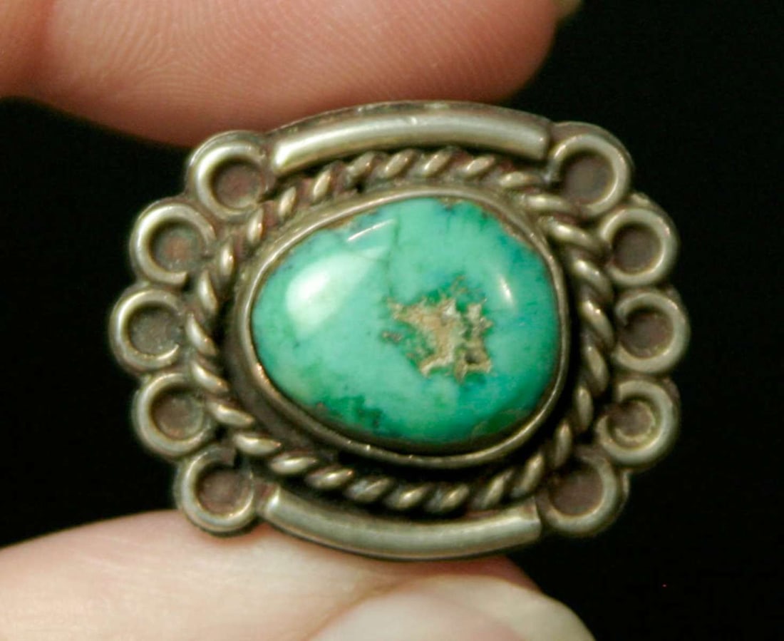 vintage estate jewelry: Turquoise ring: unmarked and untested so not sure if it's silver, tri-banded ring with Turquoise center stone......looks Native American but cannot be sure about a ring size 7 1/2