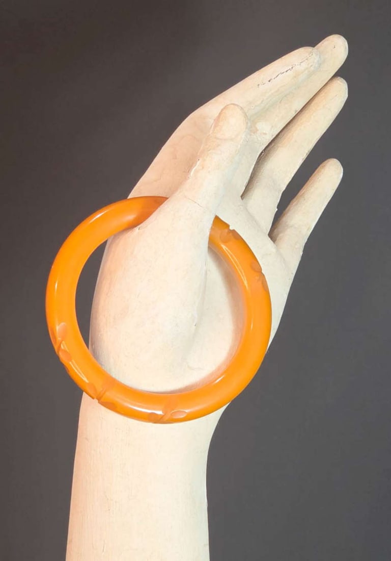 vintage estate jewelry: Bakelite bracelet (1 of 7)