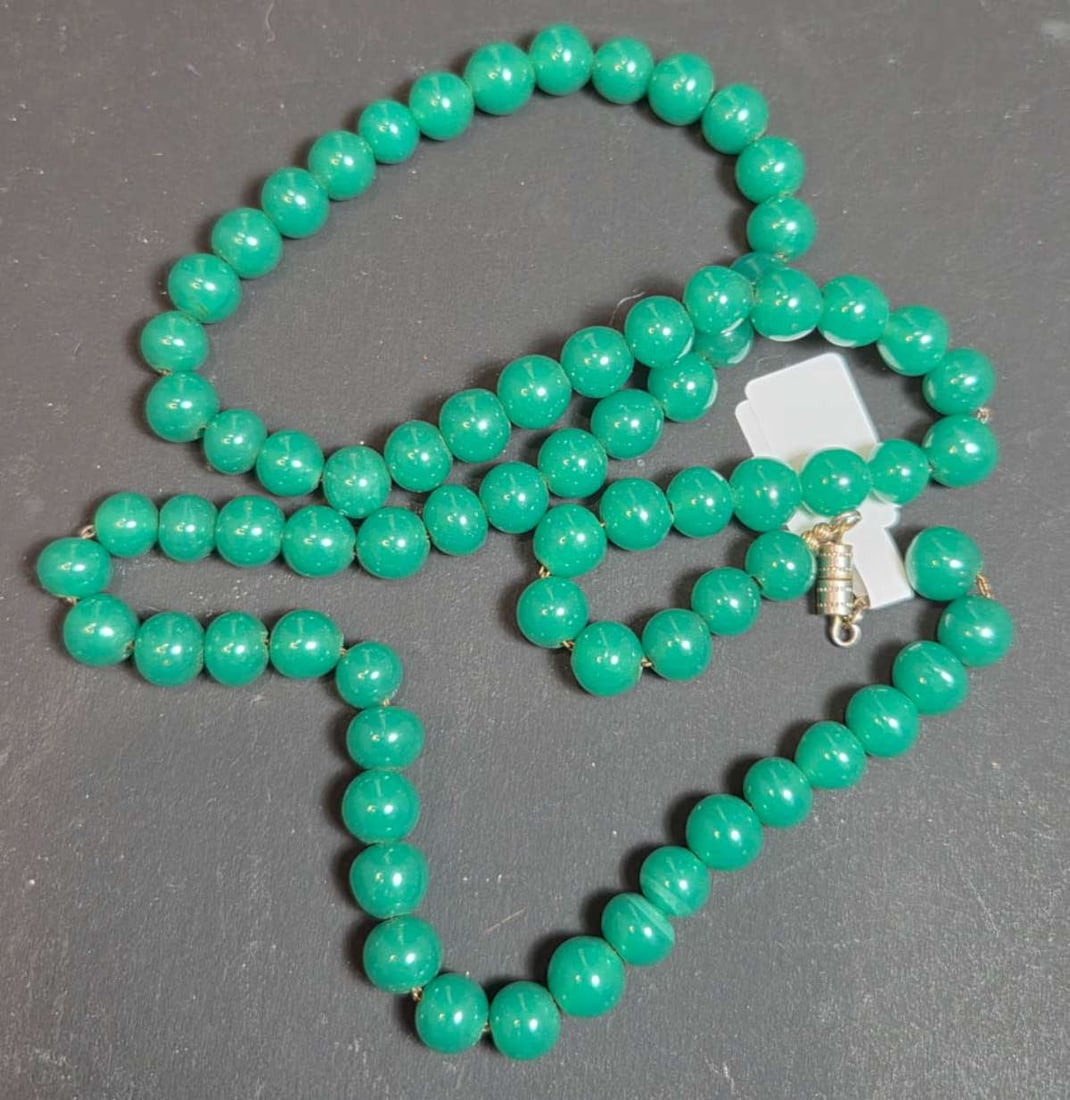 vintage estate jewelry: Jade necklace (1 of 5)