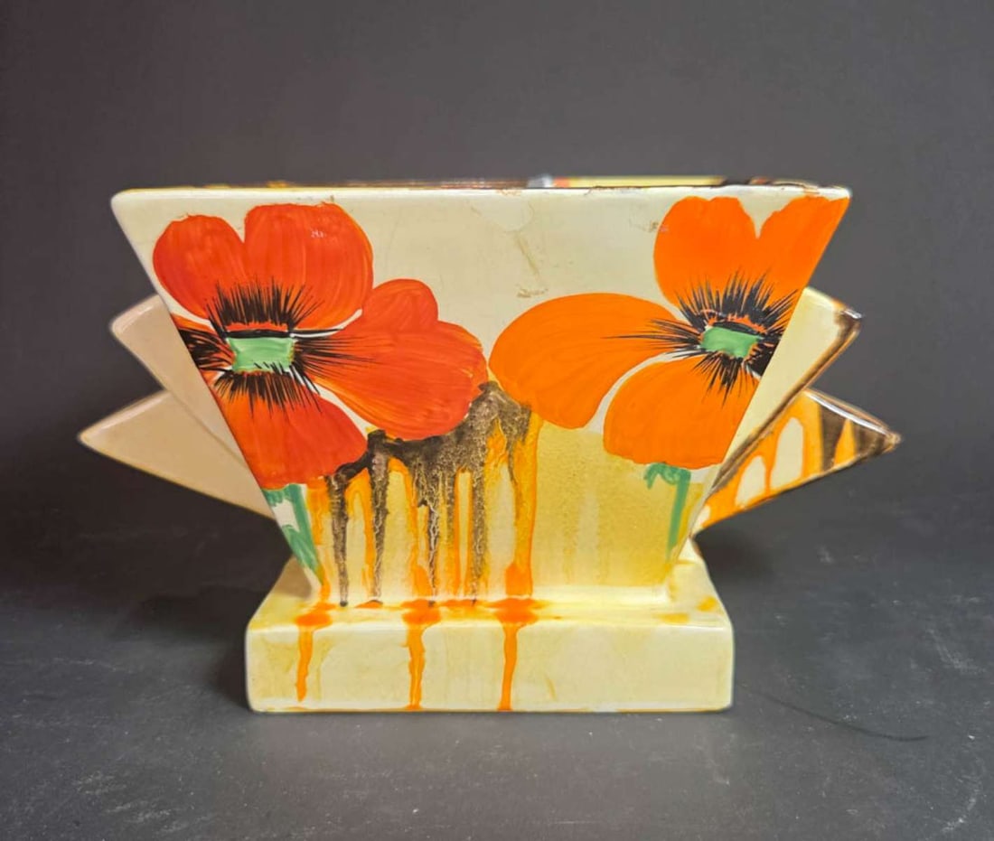 vintage Clarice Cliff Bizarre planter (1 of 8)