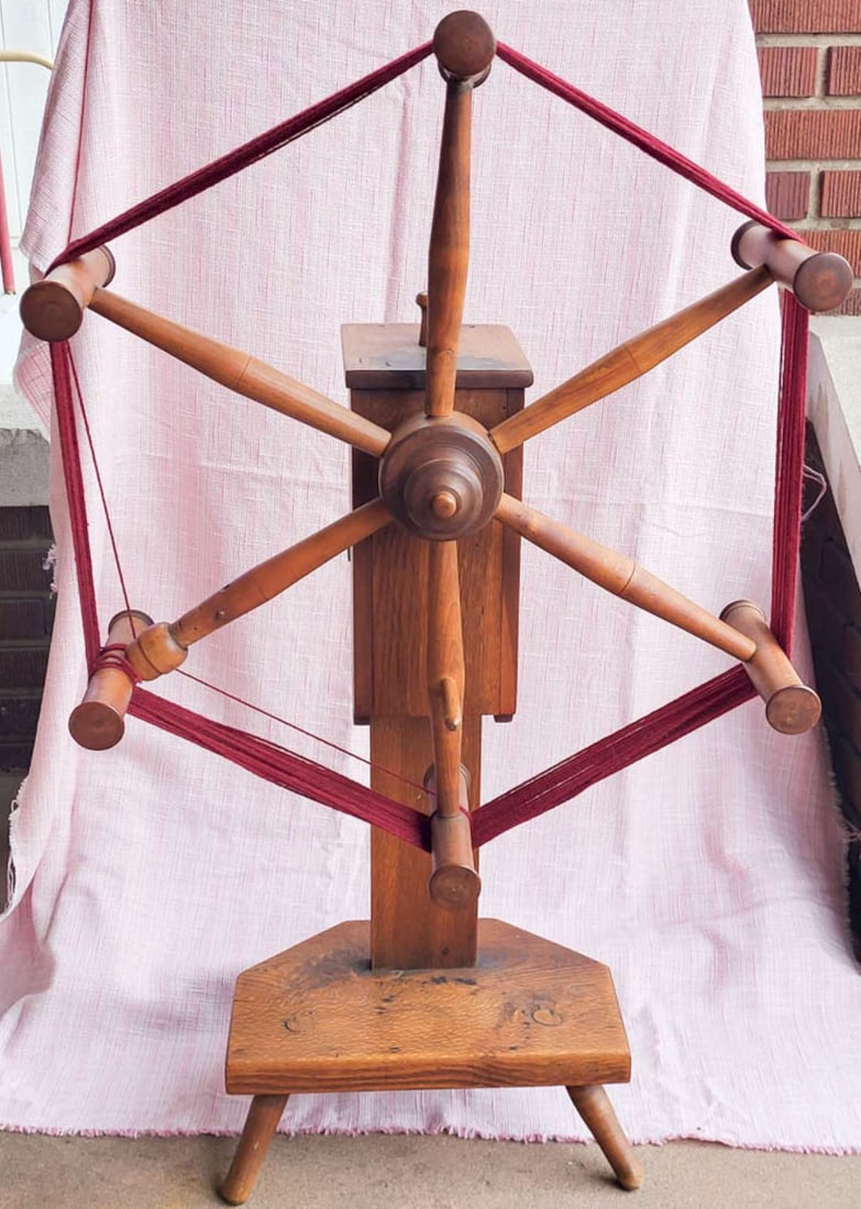 antique oak Early American yarn winder tool: antique wooden (oak) floor model yarn reel, skein winder or spinner's weasel, used to measure and wind yarn into skeins for later use, with 6 arms and tripod footed base, 