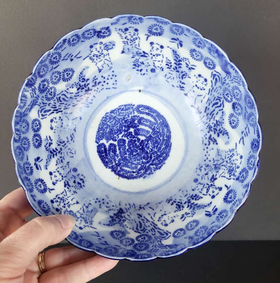 antique blue and white Asian bowl: antique Chinese (or Japanese?) bowl with scalloped edge and design of people, unmarked