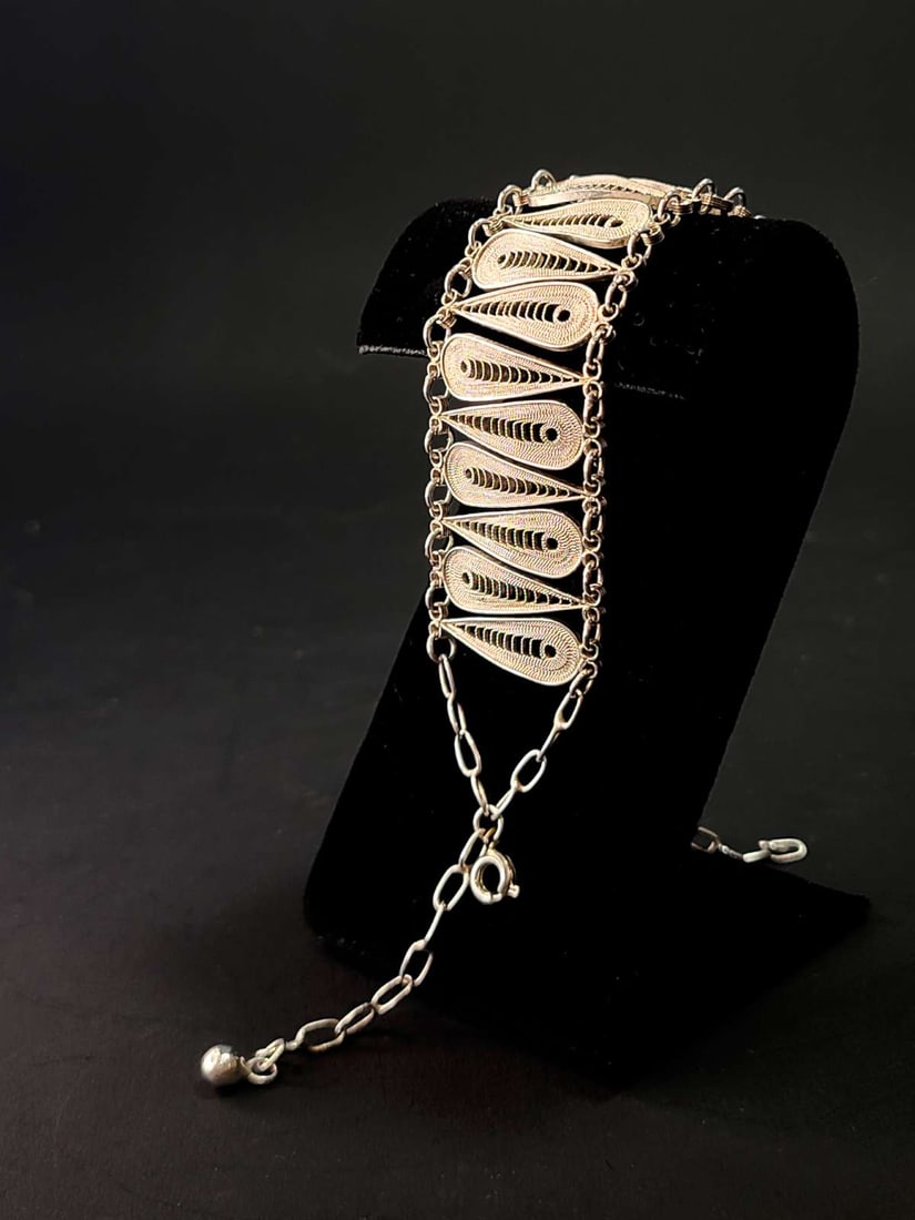 antique estate jewelry: filigree bracelet: vintage or antique unmarked, but most likely silver, teardrop shaped filigree woven bracelet, adjustable size about 8 1/4" long as shown, adjustable