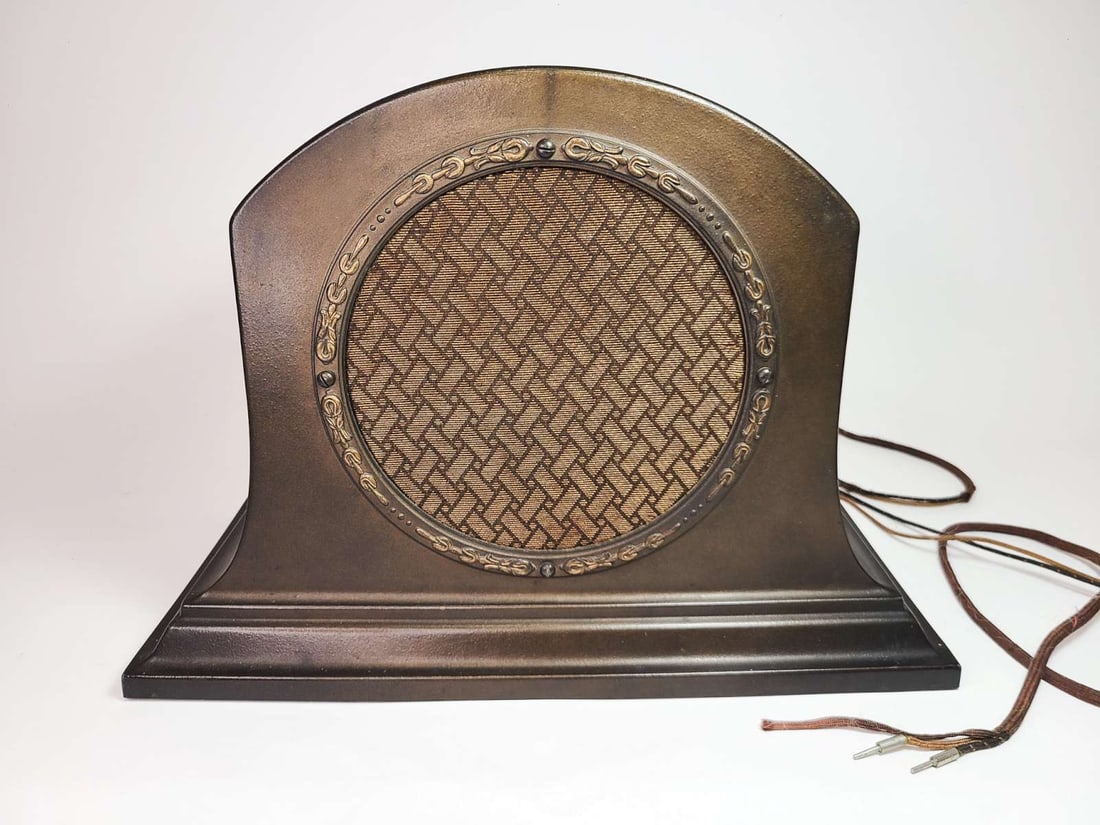 antique RCA loudspeaker: ca. 1920's RCA Radiola Model 100-A speaker by Radio Corporation of America in metal case in a tombstone shape and woven mesh fabric front case about 10 1/2" tall by 15 1/8" wide by 7
