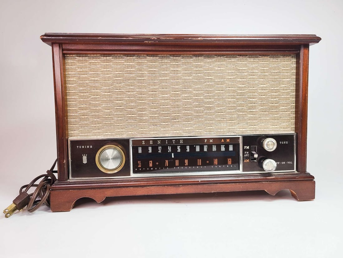 MCM Zenith vacuum tube radio: Mid Century Modern 1950's Zenith Model K731 AM/FM radio in wooden case on feet case about 15 1/2" wide by 7 5/8" deep by 10" high