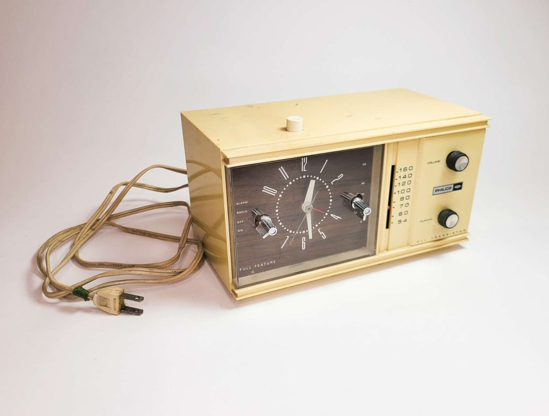 vintage GE alarm clock and radio (1 of 9)