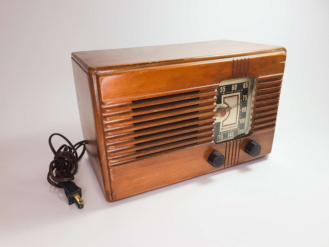 vintage wooden case Westinghouse vacuum tube radio (1 of 7)
