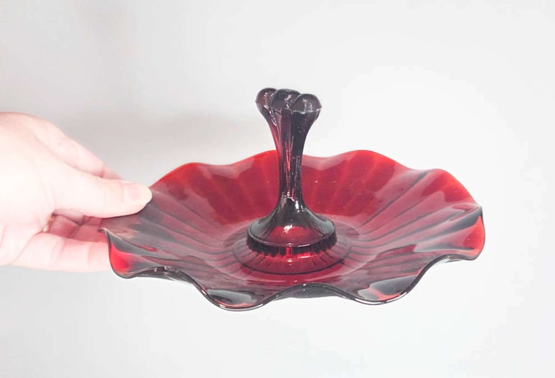 MCM Anchor Hocking Royal Red Ruby dish: unmarked Mid Century Modern bonbon dish with carrying handle and scalloped edge in a vibrant red color diameter about 7 3/8"