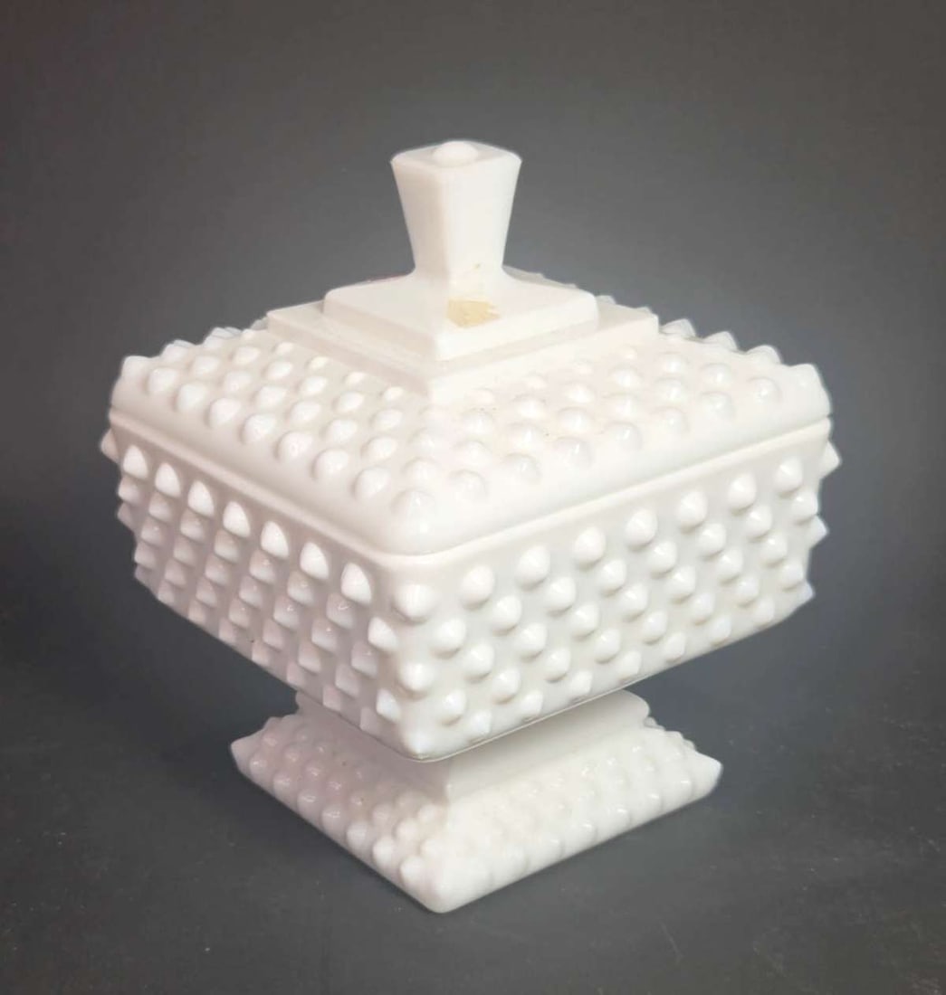 vintage Fenton milk glass Hobnail dish (1 of 5)