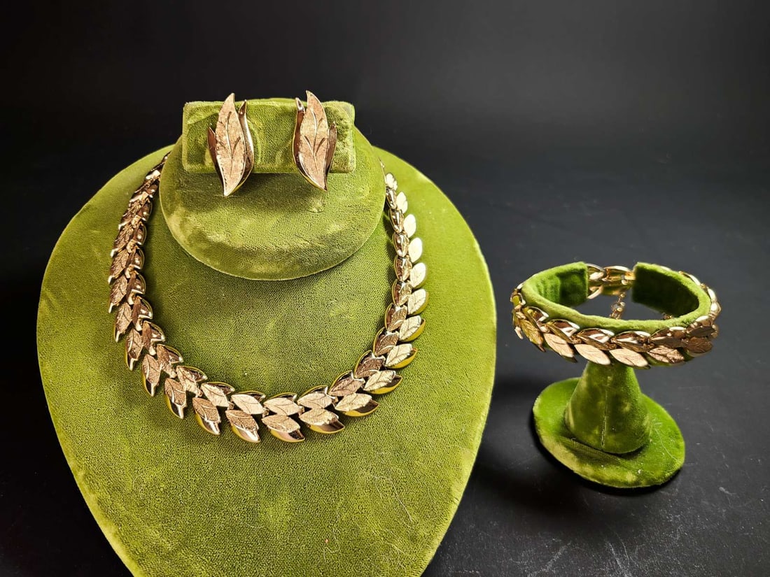 vintage estate jewelry: Monet suite: vintage retro gold toned jewelry suite, consisting of a matching collar or choker necklace, bracelet and pair of clip earring, all with leaf design and marked as shown earrings 1 1/4