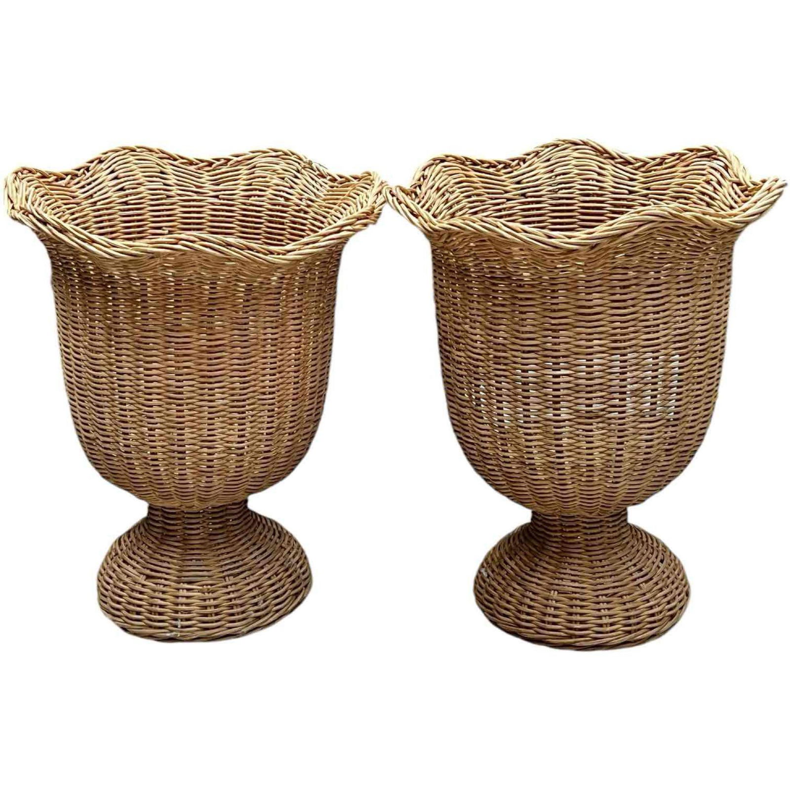 Pair of Awesome Scallop Edge Wicker Footed Planters (1 of 15)