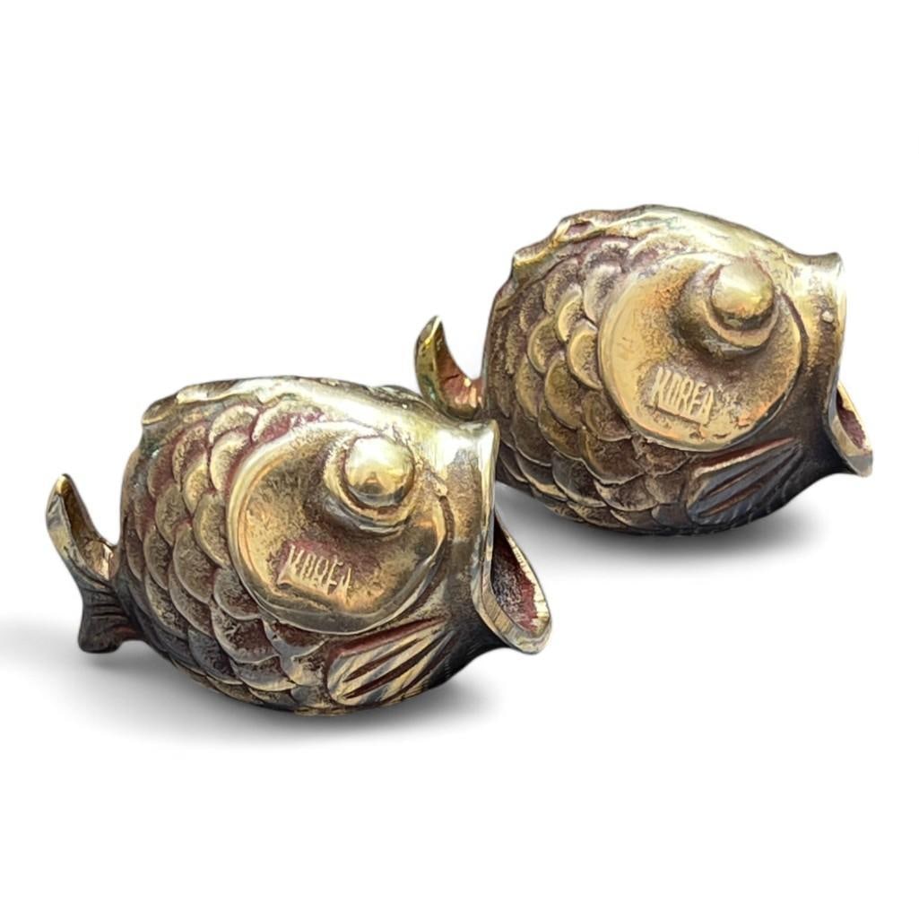 Charming Brass Fish Koi Ashtrays Trinket Holder with Open Mouth/Wide Mouth, Vintage 1970s, a Pair: Brand: Unbranded Item Type: Ash Trays, Trinket Holders Materials: Brass Dimensions: 6.5"L x 5"w x 6.5"H Location: Chevy Chase, MD</