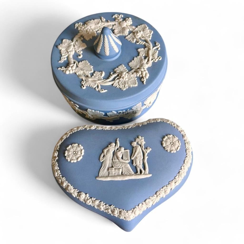 Pair of Wedgwood Jasperware Blue and White Trinket Containers (1 of 12)