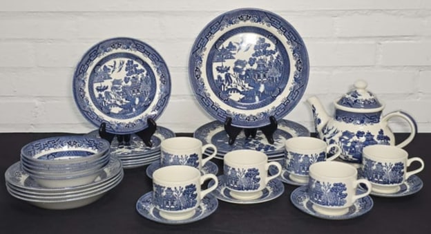 Churchill England Blue Willow pattern dinner ware (1 of 8)