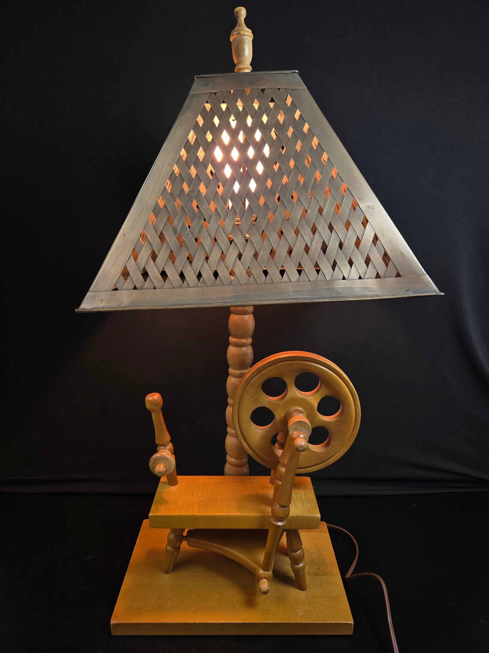 Spinning Wheel Lamp (1 of 3)