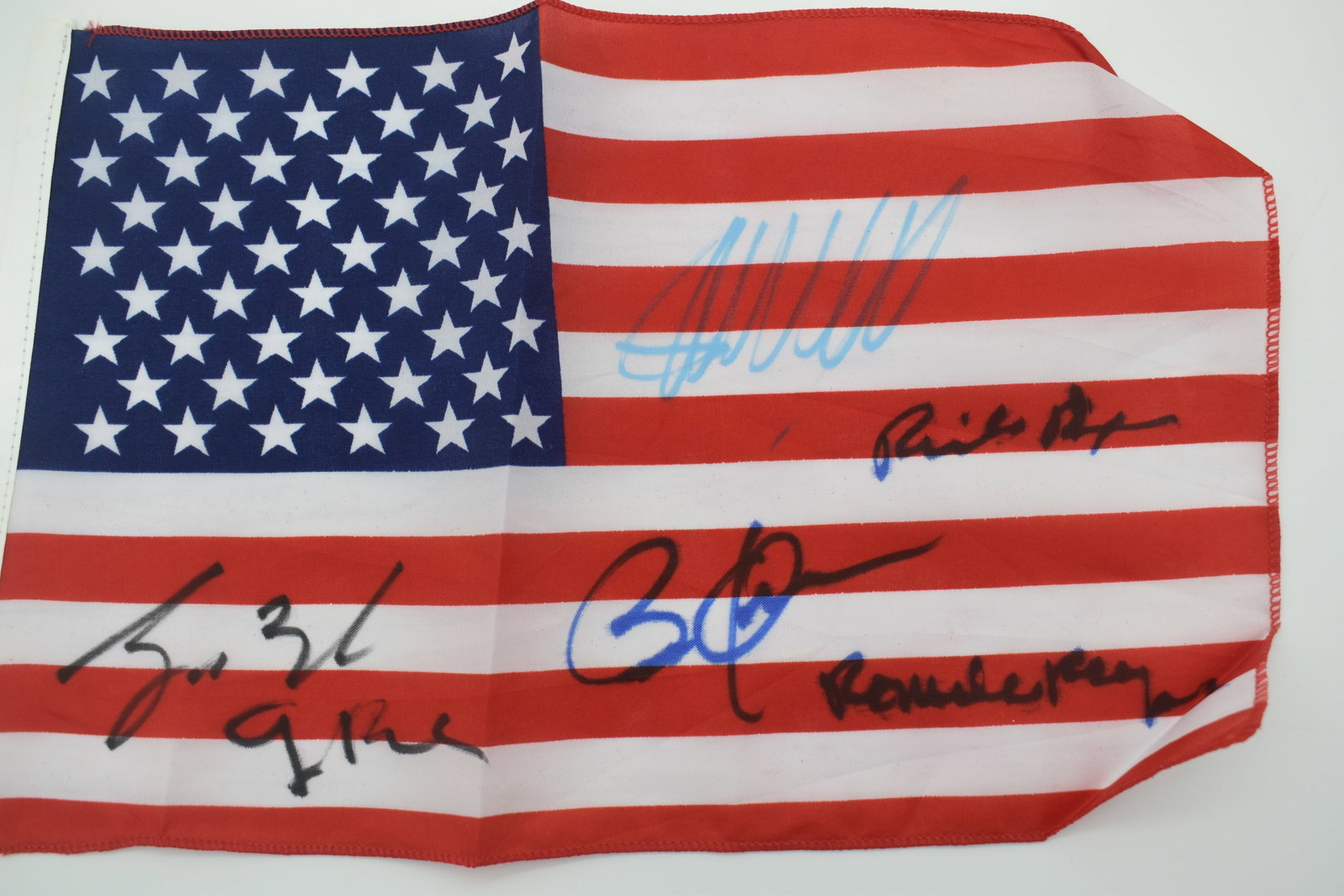Presidents autographed mini American Flag: Bush Jr. Bush Sr. Nixon, Obama, Trump, Reagan. If you have any questions about an item, please message on LiveAuctioneers or send an email to bids@hiramsah.com . Displays listed are mockup photos unle