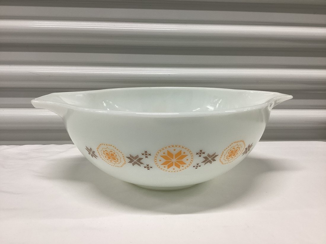 Vintage Pyrex Town and Country Bowl: 444