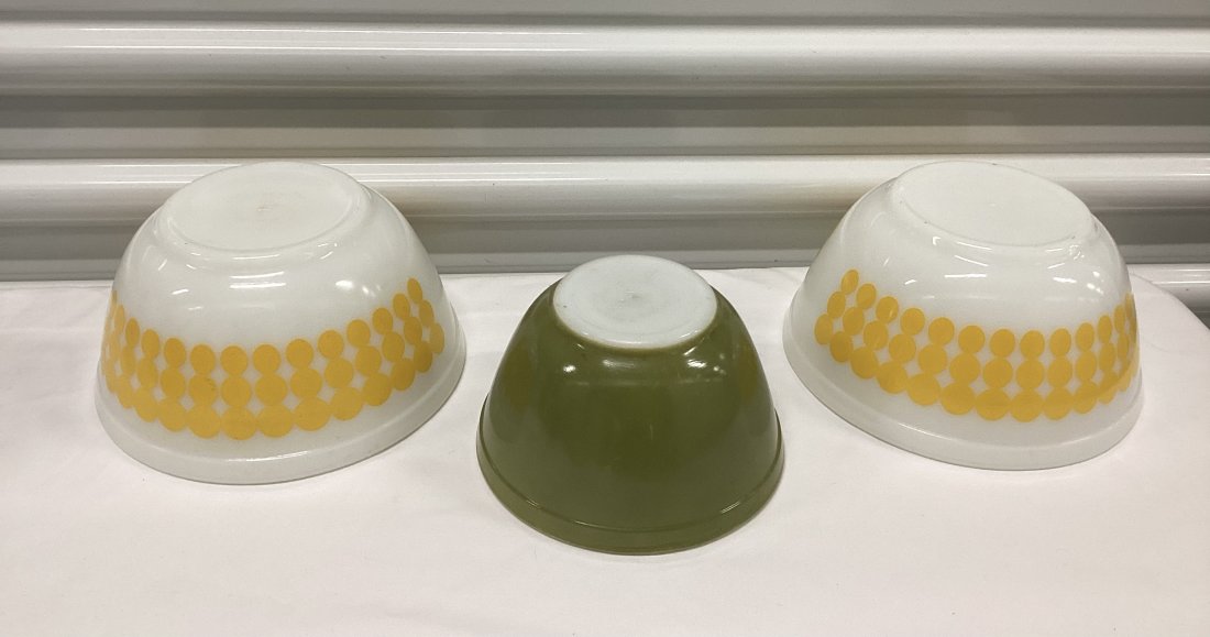 Pair of Pyrex Dots & Green Bowls: Dots 402, Green 401