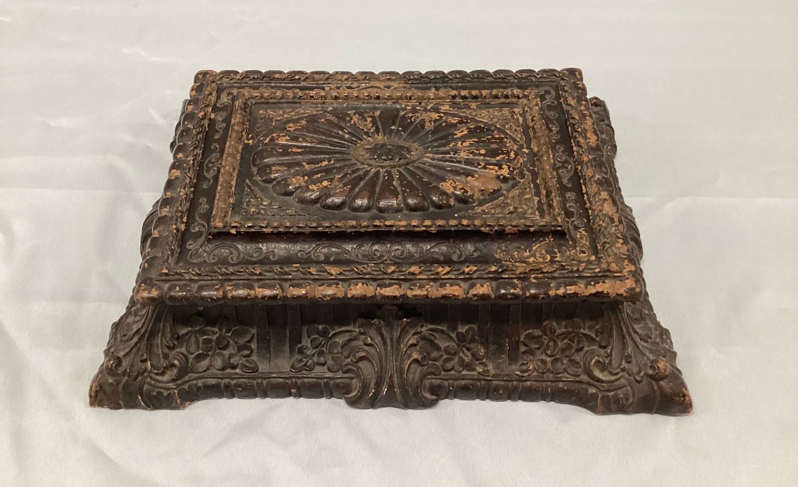 Ornate Antique Syroco Cigar Dresser Box: 12.5x9.5x3.25