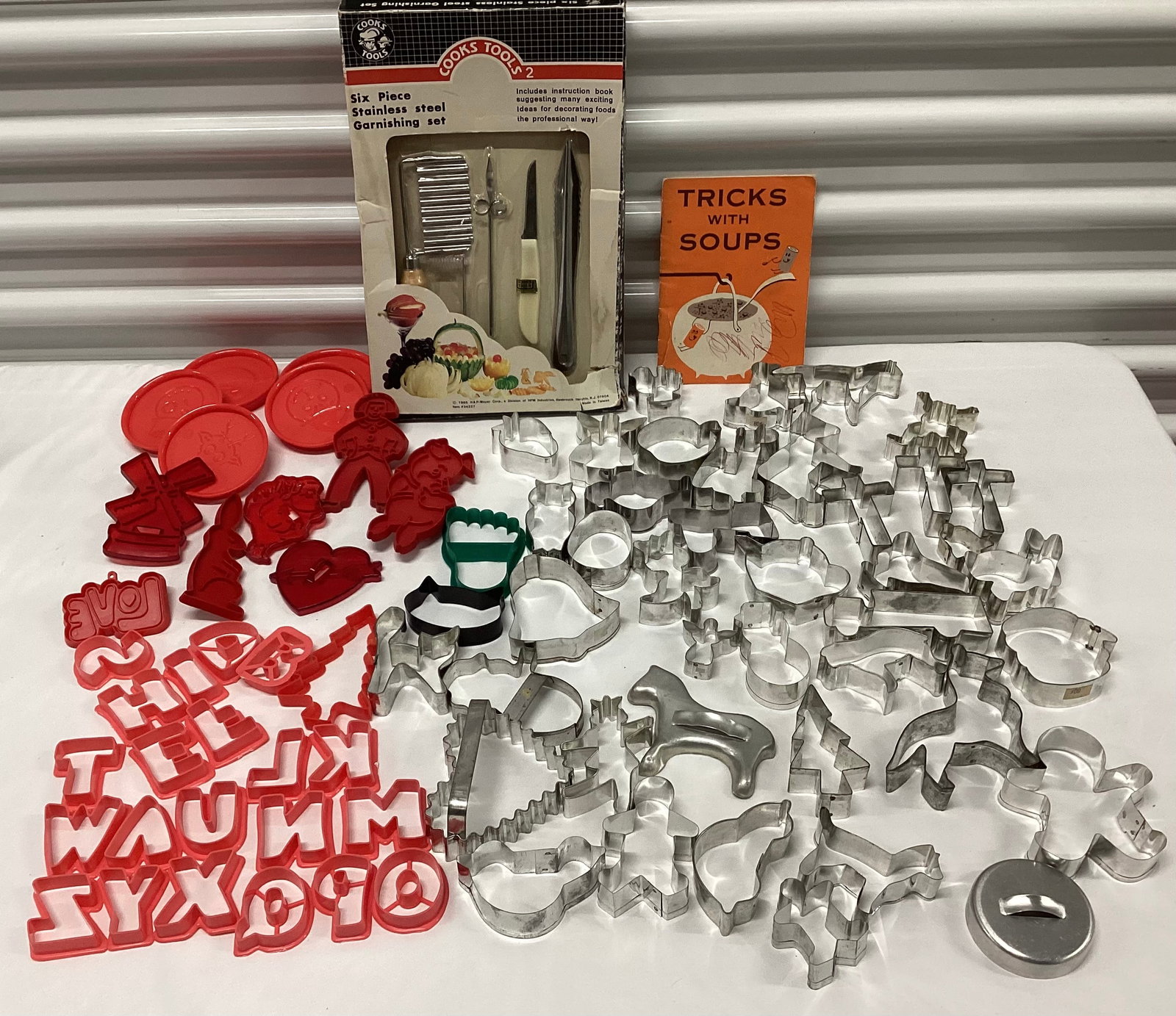 Vintage Kitchen Items & Cookie Cutters (1 of 3)